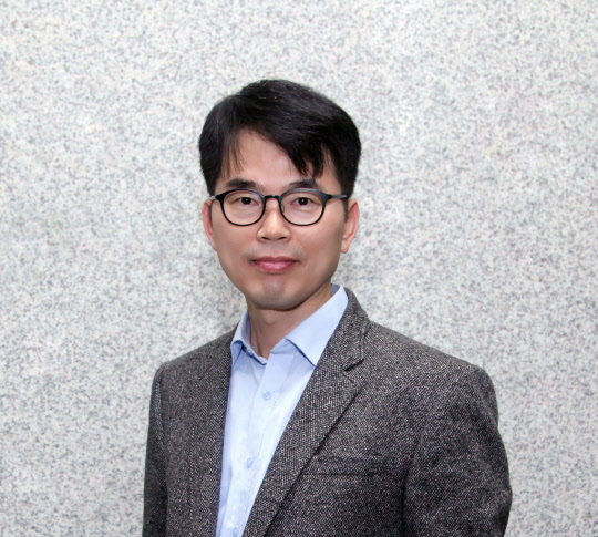 박제근 IBS 강상관계 물질 연구단 전 부연구단장은 2차원 물질에서 독특한 신호를 발견하고, 이 신호가 양자다체상태의 새로운 엑시톤이라는 사실을 밝혀냈다.  IBS 제공